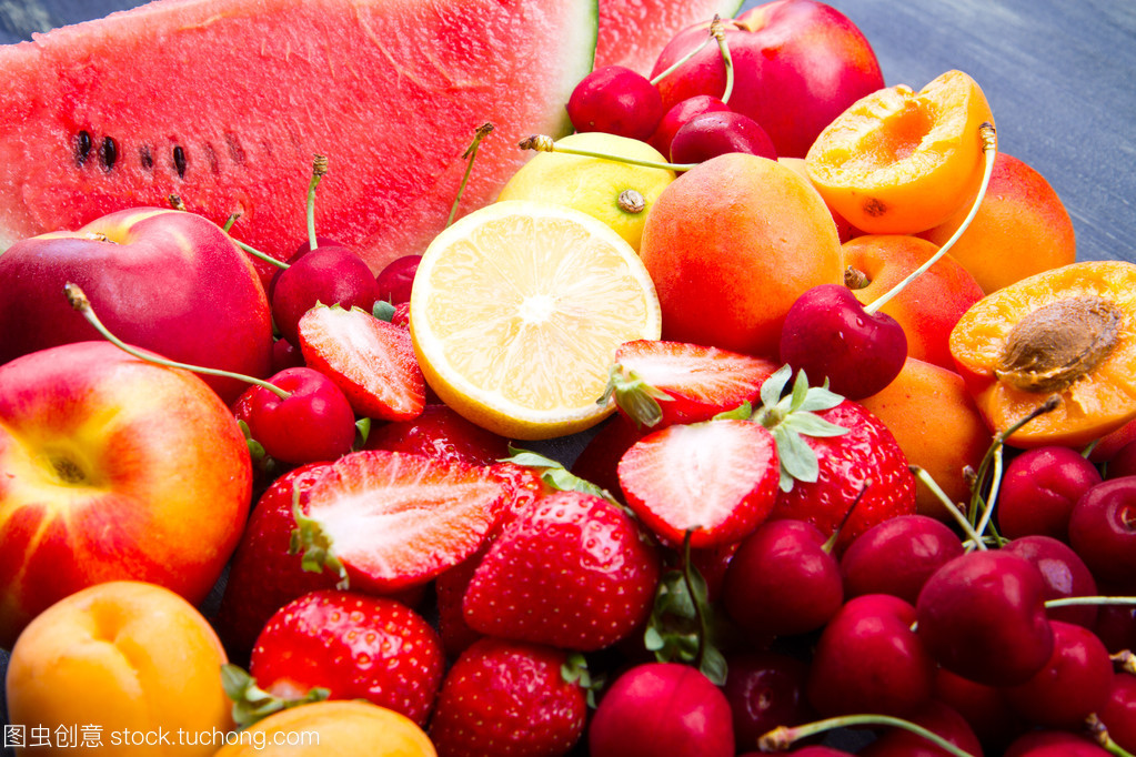 木桌晨韵 一篮自然的馈赠